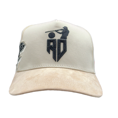 El Coco Blanco - vista frontal con logo RD bordado en cristales negros y visera tan suede